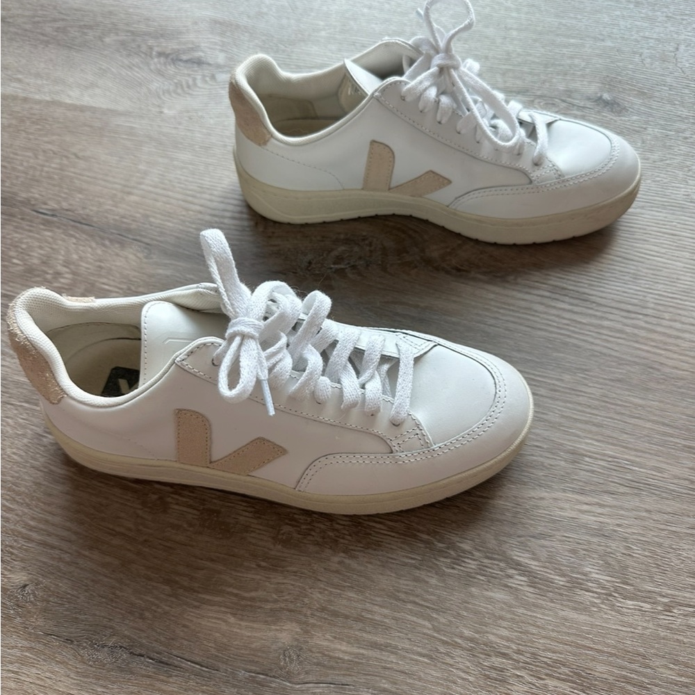 Veja US size 6 - near perfect condition
